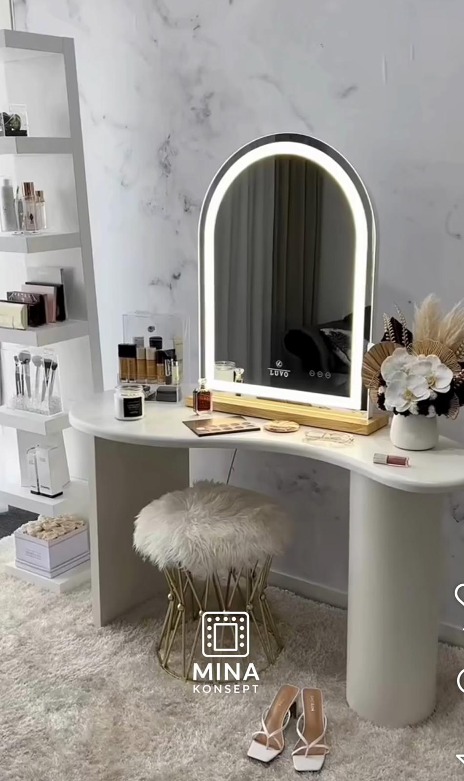 LED Işıklı Makyaj Aynası – Beyaz Tasarım Masa