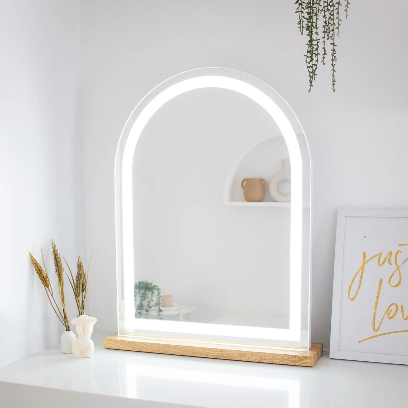 LED Işıklı Makyaj Aynası – Modern Tasarım, Dekoratif ve Şık Aydınlatma